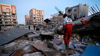 Tim penyelamat mencari korban usai gempa berkekuatan 7.3 SR menghantam di Sarpol-e Zahab, Provinsi Kermanshah, Iran, (13/11). Gempa dahsyat di perbatasan Irak-Iran ini menewaskan ratusan orang dan melukai 1.600 lainnya. (Pouria Pakizeh/ISNA via AP)