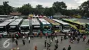 Suasana Terminal Kampung Rambutan yang mulai didatangi pemudik, Jakarta, Jumat (1/7). H-5 jelang puncak arus mudik Lebaran 2016, terminal Kampung Rambutan mulai dipadati pemudik. (Liputan6.com/Yoppy Renato)