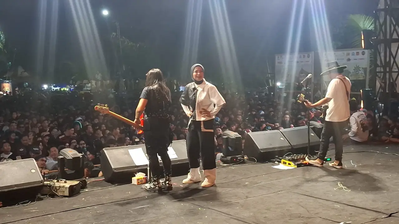 Pria asing peluk vokalis Kotak saat konser di Sukabumi