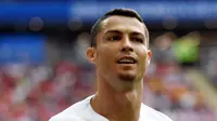 Cristiano Ronaldo saat bertanding melawan Maroko pada grup B Piala Dunia 2018 di Stadion Luzhniki di Moskow, Rusia, (20/6). Di Piala Dunia 2018, Ronaldo yang biasanya tampil selalu rapi dan klimis, kini ia tampil berjenggot. (AFP Photo / Yuri Cortez)