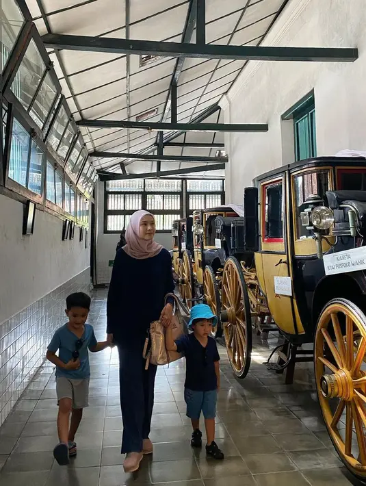 Begitu juga dengan kabar sekolah yang akan dimulai tatap muka pada awal Januari tahun 2021, Zaskia mengaku belum rela melepas anak-anaknya kembali ke sekolah.  (Instagram/zaskiaadyamecca)
