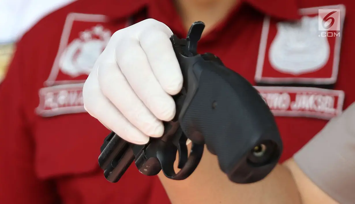 Barang bukti senjata api diperlihatkan di Polres Metro Jakarta Selatan, Senin (30/4). Polisi berhasil menangkap 10 orang tersangka spesialis pencurian mobil dan penadah di kawasan Subang. (Liputan6.com/Immanuel Antonius)