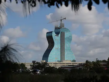 Hotel Hard Rock setinggi 400 kaki terlihat selama dibangun di Hollywood, Florida (24/5/219). Hotel 638 kamar ini merupakan bagian dari kompleks Seminole Hard Rock Hotel & Casino Hollywood dan dijadwalkan akan dibuka pada 24 Oktober. (AFP Photo/Joe Raedle)