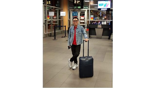 Eko Patrio mengenakan kaos berwarna merah yang dipadukan dengan jaket jeans, gayanya swag abis.