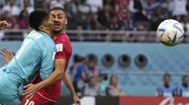 Kiper Timnas Iran Alireza Beiranvand bertabrakan dengan rekan setimnya Majid Hosseini (kanan) saat pertandingan sepak bola grup B Piala Dunia Qatar 2022 antara Inggris dan Iran di Stadion Internasional Khalifa, Doha, Qatar, Senin (21/11/2022). Kejadian ini berawal dari seorang pemain Inggris yang melepas umpan silang dan melambung ke wilayah kotak penalti timnas Iran. (AP Photo/Alessandra Tarantino)