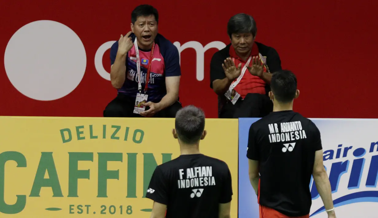 Pelatih Ganda Putra Indonesia, Herry IP dan Aryono Miranat, memberikan arahan kepada Fajar Alfian/Muhammad Rian, pada laga Indonesia Masters di Istora, Jakarta, Rabu (15/1/2020). Fajar/Rian menang 21-19, 16-21, dan 21-13. (Bola.com/M Iqbal Ichsan)