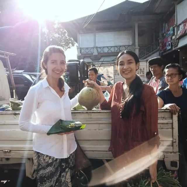 6 Potret Kompak Happy Salma dan Adik Ipar yang Tinggal di Bali