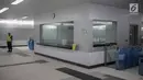 Petugas keamanan berjaga di Stasiun Mass Rapid Transit (MRT) Bundaran HI, Jakarta, Rabu (20/2). Hingga kini belum ditetapkan tarif untuk meniki MRT Jakarta. (Liputan6.com/Faizal Fanani)