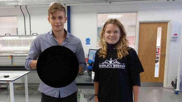 Bukan Editan, Ini Zat Paling Hitam di Dunia