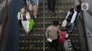 Sejumlah calon penumpang berjalan untuk memasuki rangkaian kereta api Airlangga di Stasiun Pasar Senen, Jakarta, Minggu (10/4/2022). PT KAI Daop 1 telah membuka pelayanan kereta api jarak jauh sebanyak 22 perjalanan dengan kapasitas penumpang 100 persen. (Liputan6.com/Herman Zakharia)