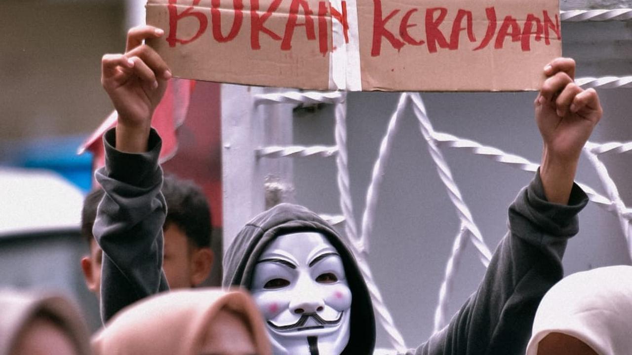 Ratusan elemen mahasiswa yang tergabung dalam Gerakan Mahasiswa dan Rakyat Jambi (GEMAS RAJA) menggelar Aksi Mimbar Demokrasi di halaman kampus Universitas Nurdin Hamzah, Jambi , Rabu (20/12/2023).