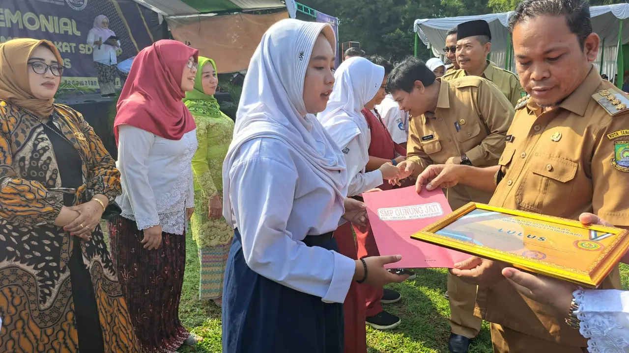 PJ Wali Kota Tangerang, Nurdin, memberikan surat keterangan lulus dan piagam kepada perwakilan siswi SMP di Kota Tangerang, Senin (10/6/2024).