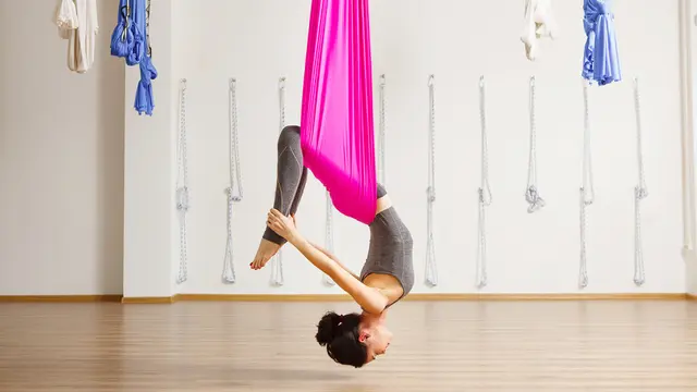 Ilustrasi aerial yoga