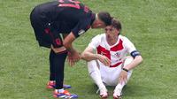 Pemain Albania, Kristjan Asllani berusaha menenangkan pemain Kroasia, Luka Modric, setelah ditahan imbang Albania pada laga Grup B di Volksparkstadion, Hamburg, Rabu (19/6/2024). Hasil tersebut membuat Kroasia semakin sulit untuk lolos ke babak 16 besar. (AP Photo/Petr Josek)