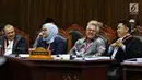 Pihak termohon yang juga Komisioner KPU RI Arief Budiman (kedua kanan) mengikuti sidang perdana sengketa Pilpres 2019 di Mahkamah Konstitusi (MK), Jumat (14/6/2019). Sidang memiliki agenda pembacaan materi gugatan dari pemohon yaitu paslon 02 Prabowo Subianto-Sandiaga Uno. (Lputan6.com/Johan Tallo)
