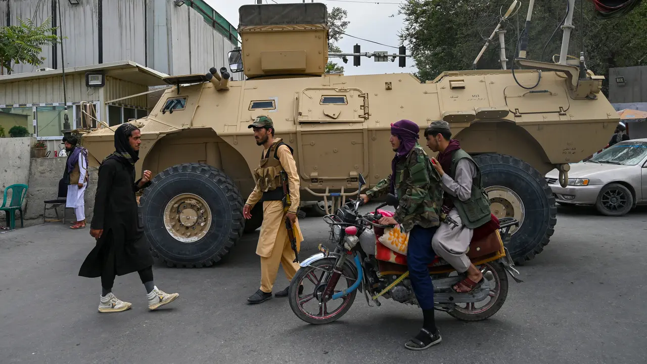 Patroli Pejuang Taliban di Kota Kabul