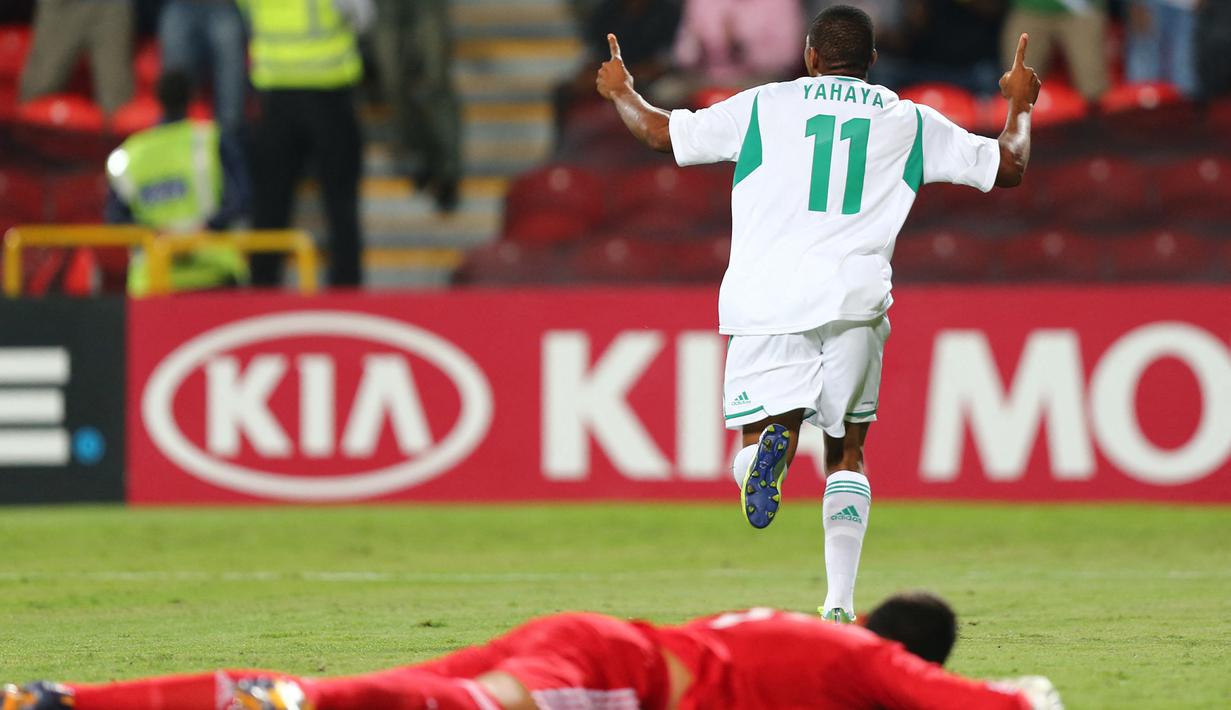 Selebrasi bek Nigeria, Musa Yahaya setelah mencetak gol ke gawang Meskiko pada laga final Piala Dunia U-17 2013 di Mohammed bin Zayed Stadium, Uni Emirat Arab (8/11/2013). Pada Piala Dunia U-17 2013 yang digelar di Uni Emirat Arab pada 17 Oktober hingga 8 November 2013, Nigeria sukses menjadi juara setelah mengalahkan Meksiko dengan skor 3-0 di laga final. Gol-gol kemenangan Meksiko dicetak melalui gol bunuh diri Erick Aguirre (9'), Kelechi Iheanacho (56') dan Musa Yahaya (81'). (AFP/Marwan Naamani)