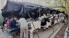 Pasien menerima perawatan di dalam tenda darurat di luar rumah sakit setelah gempa bumi di Labuan Bajo, Provinsi Nusa Tenggara Timur, Indonesia, Sabtu, 15 Agustus 2026. (Foto AP/Firdia Lisnawati)