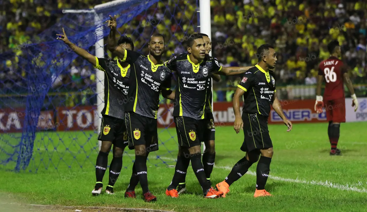 Para Pemain Sriwijaya FC merayakan gol Hilton Moreeira ke gawang Gresik United pada laga Torabika SC2016 di Stadion Tridarma Gresik, Minggu (12/6/2016).  (Bola.com/Nicklas Hanoatubun)