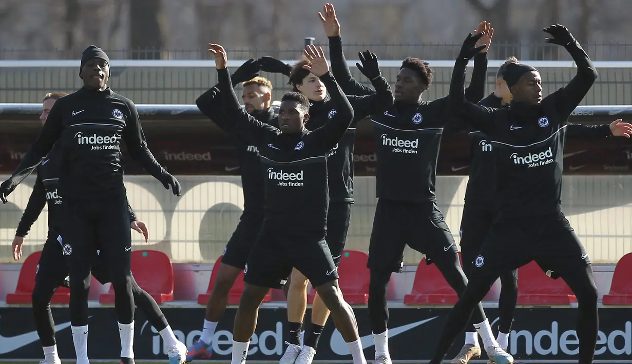 Para pemain Eintracht Frankfurt menghadiri sesi latihan jelang menghadapi Napoli pada pertandingan sepak bola babak 16 besar Liga Champions di Frankfurt, Jerman, 20 Februari 2022. Eintracht Frankfurt akan menghadapi Napoli di Waldstadion atau Deutsche Bank Park pada 22 Februari 2023 pukul 03.00 WIB. (Daniel ROLAND/AFP)