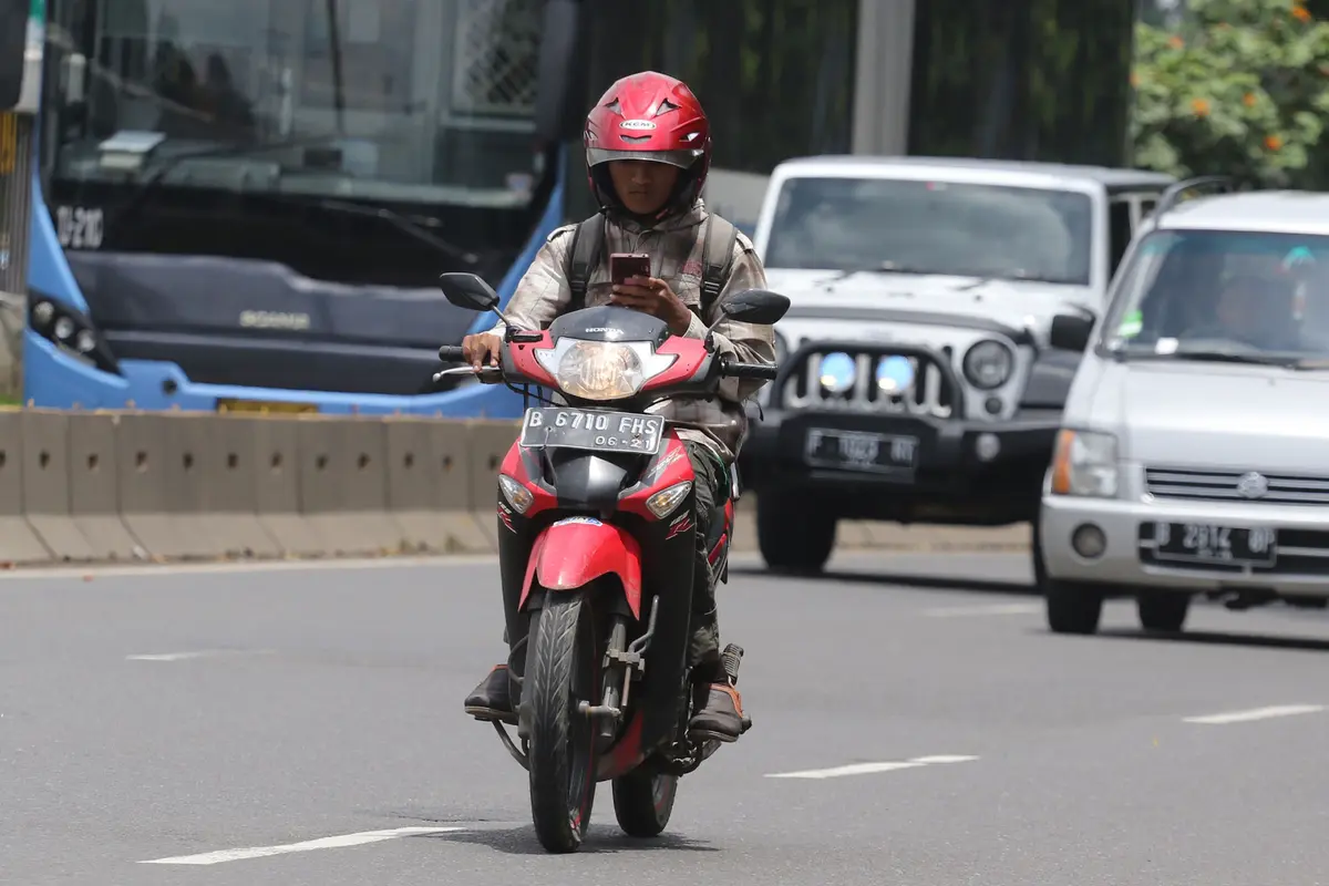 Awas, Menggunakan Telepon Seluler Saat Berkendara Akan Ditilang