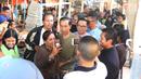 Calon Presiden nomor urut 01 Joko Widodo atau Jokowi berswafoto dengan pengunjung saat melakukan blusukan ke Pasar Cihaurgeulis, Bandung, Minggu (11/11). Jokowi terlihat ditemani oleh Gubernur Jawa Barat Ridwan Kamil. (Liputan6.com/Angga Yuniar)