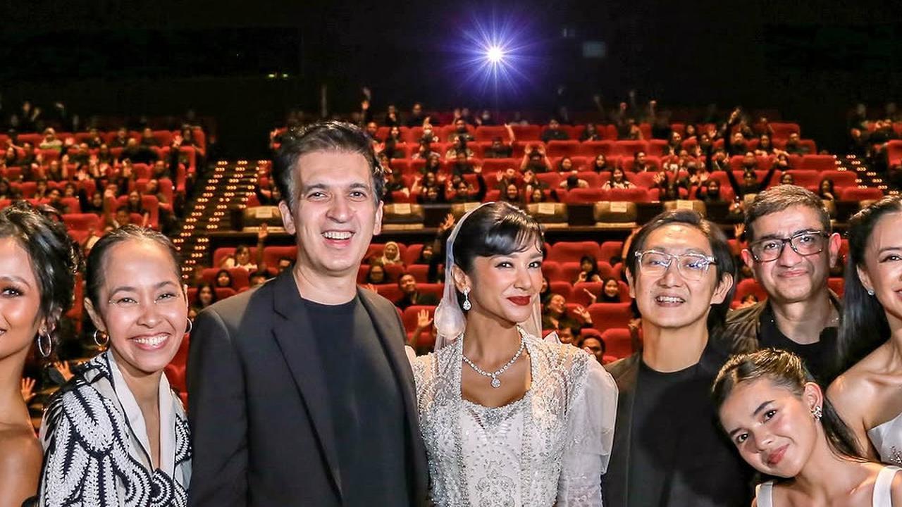 Tampilan Memukau Fanny Ghassani di Gala Premier Film SEBELUM 7 HARI, Anggun Berkebaya Putih