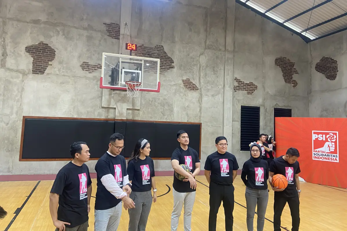 Ketua Umum Partai Solidaritas Indonesia (Ketum PSI) Kaesang Pangarep memberikan rekomendasi dan dukungan kepada sejumlah bakal calon kepala daerah (bacakada) untuk Pilkada 2024 sembari main basket.