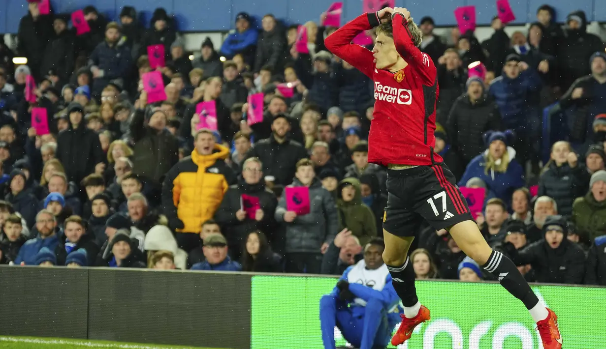 Selebrasi ala Cristiano Ronaldo dilakukan pemain MU, Alejandro Garnacho, setelah mencetak gol cantik ke gawang Everton dalam pertandingan lanjutan Liga Inggris 2023/2024 yang berlangsung di Goodison Park Stadium, Liverpool, Senin (27/11/2023) dini hari WIB. (AP Photo/Jon Super)