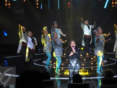 Penampilan Shiha Zikir asal Malaysia dalam Grand Final D'Academy Asia 2015 di Studio 5 Indosiar, Jakarta, Senin (28/12). Malam puncak grand final D'Academy Asia akan digelar pada 29 Desember malam. (Liputan6.com/Herman Zakharia)