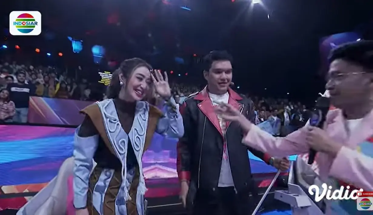 Kehadiran Aldi Taher pun berhasil membuat heboh para penonton yang memadati studio. Aldi Taher menunjukkan aksi-aksi kocaknya. Kehadiran Aldi, membuat para host menggoda Dewi Perssik. [Youtube/Indosiar]