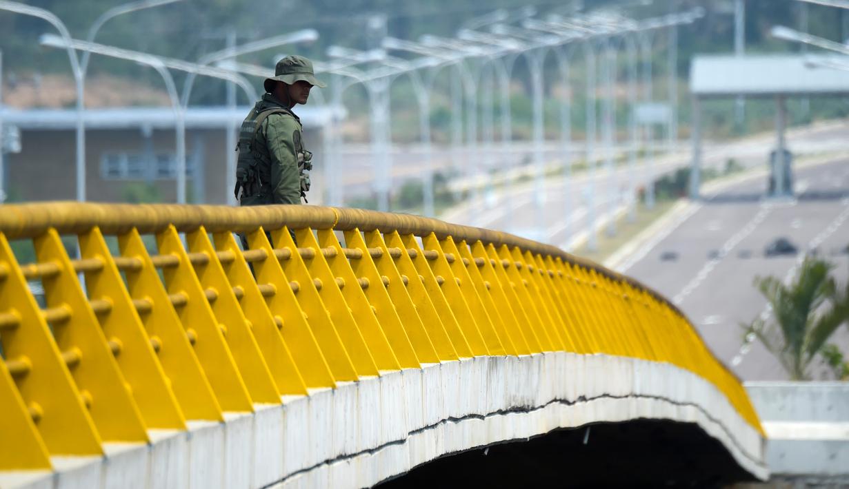 Militer Venezuela berjaga saat memblokir perbatasan dengan Kolombia di Jembatan Tienditas, Cucuta, Kolombia, Rabu (6/2). Pemimpin oposisi Venezuela Juan Guaido tengah mengatur bantuan kemanusiaan masuk ke negaranya. (Raul Arboleda/AFP)
