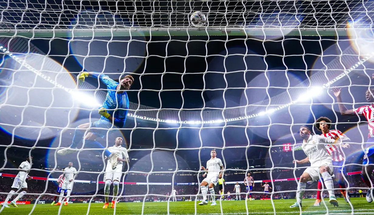 Penjaga gawang Real Madrid, Thibaut Courtois beberapa kali harus pontang-panting menjaga gawangnya agar tidak kebobolan. (AP/Manu Fernandez)