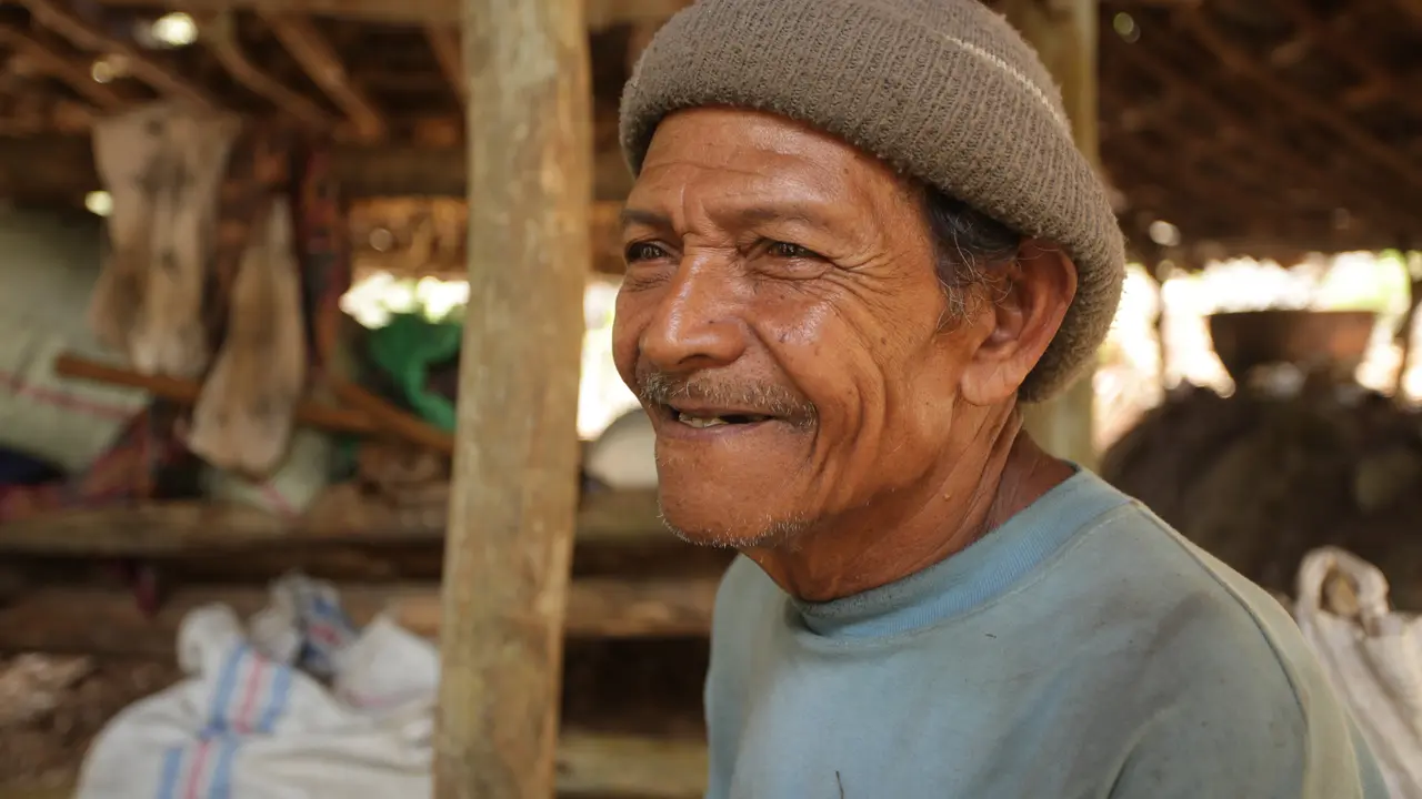 Margo Utomo (70) warga Padukuhan Dawung, Kalurahan Girikarto, Kapanewon Panggang, Gunungkidul menemukan tengkorak korban keganasan PKI, di Gua Grubug, Gunungkidul. (Foto: Liputan6.com/Hendro Ary Wibowo)