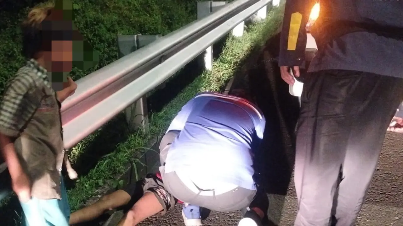Dua bocah asal Cilegon, Banten, nekat menjadi penumpang gelap di atas truk fuso bermuatan alat berat excavator yang melintas di ruas Tol Bakauheni-Terbanggi Besar (Bakter), Lampung (Istimewa)