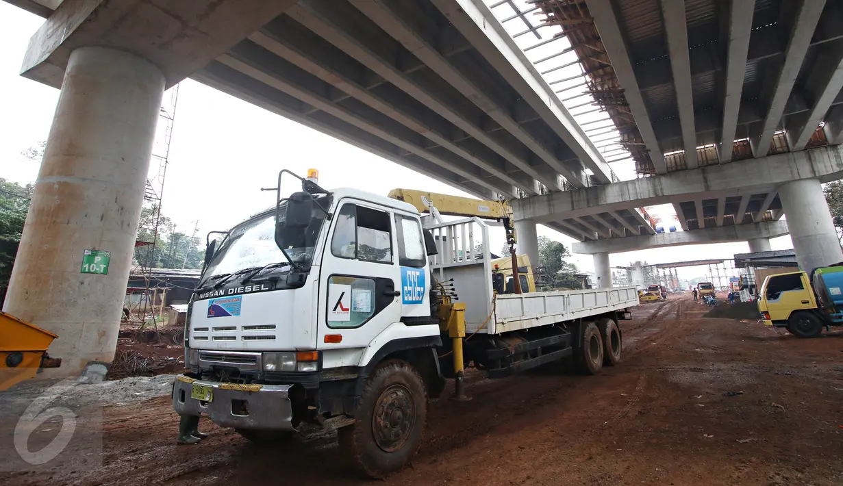 Sebuah truk melintas di area proyek jalan tol Depok-Antasari di kawasan Pondok Labu, Jaksel, Rabu (2/12/2015). Progress fisik Seksi I ruas Antasari-Sawangan sepanjang 12 km tersebut ditargetkan rampung pertengahan 2016. (Liputan6.com/Immanuel Antonius)