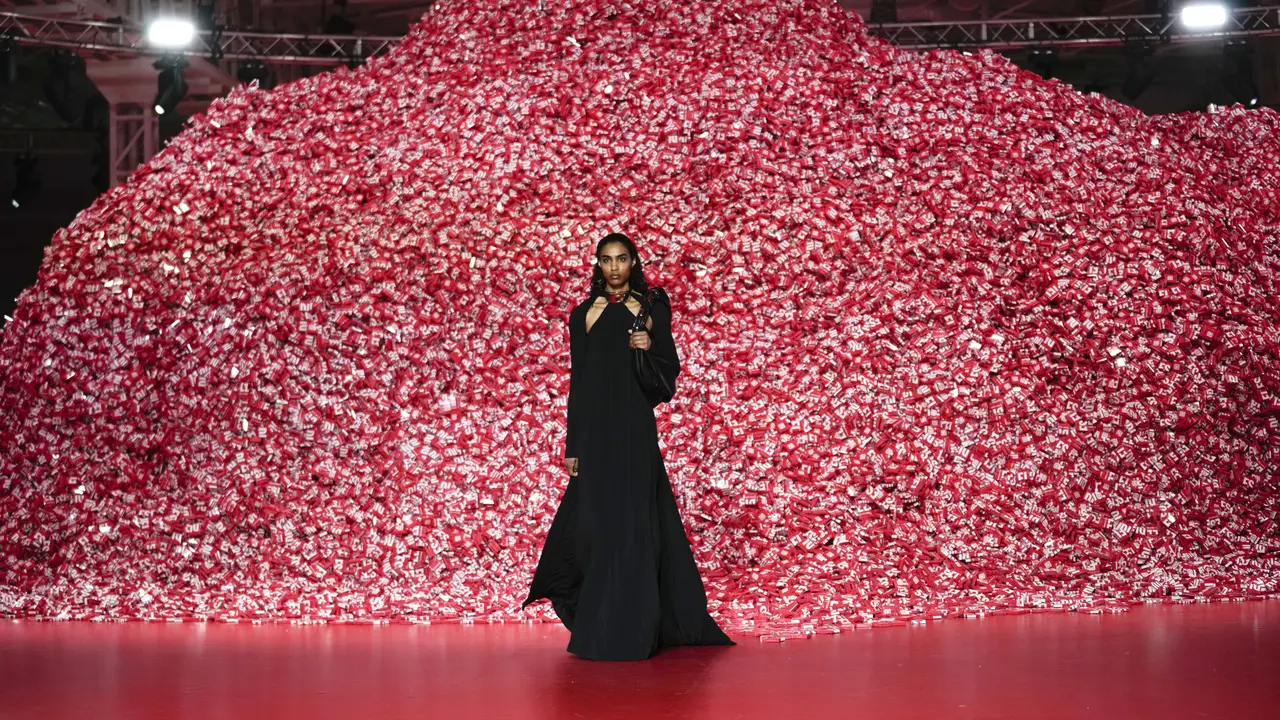 Peragaan Busana Diesel di Milan Fashion Week 2023 Dihiasi 200 Ribu Kondom