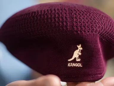Presiden dan Chief Operating Officer Bollman Hat Company, Don Rongione memperlihatkan topi Kangol buatan perusahannya di Adamstown, Pitcairn, (1/5). Bollman Hat didirikan pada tahun 1868 di Adamstown, Pennsylvania, AS. (AP Photo / Matt Rourke)