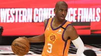 Chris Paul sukses tampil impresif pada NBA musim lalu dengan membawa Phoenix Suns hingga final, walapun harus kalah dari Milwaukee Buck. Paul mengawali kariernya di NBA pada tahun 2006 bersama New Orleans Hornets dan langsung menyabet Rookie of The Year. (Getty Images via AFP/Ronald Martinez)