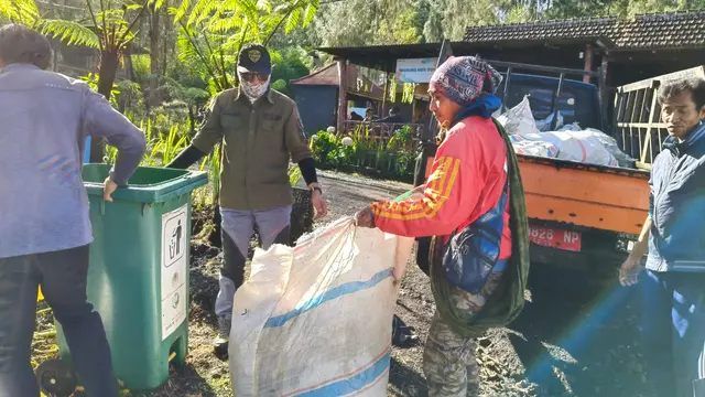 Proses pembersihan kawah ijen  beberapa waktu lalu (Istimewa)