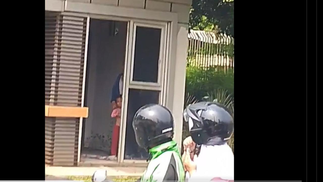 VIDEO: Detik-Detik Bocah Disandera Pria di Pos Polisi Pejaten, Korban Nangis Diancam Pisau