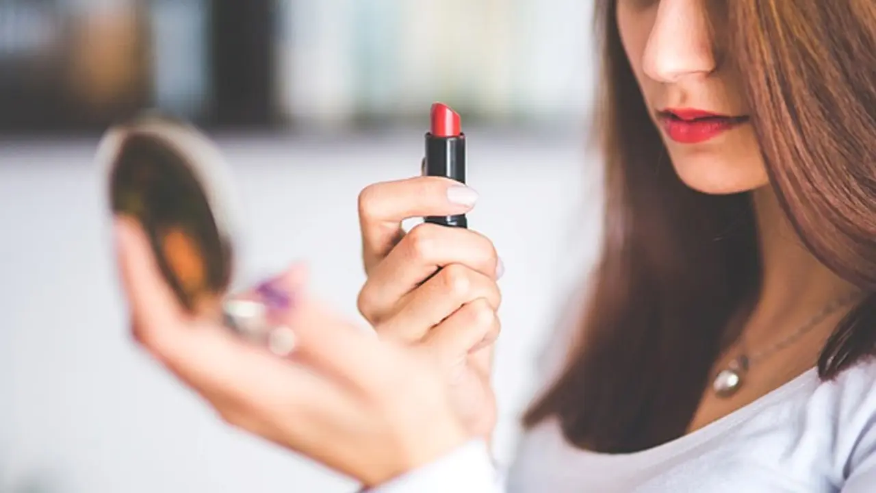 DIY Tutorial Makeup: Riasan Serba Pink di Hari Valentine