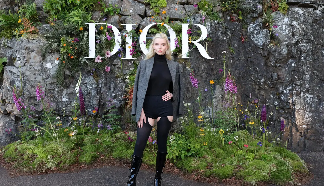 Anya Taylor-Joy mengenakan jaket wol dan sutra abu-abu Dior Winter 2024-2025 dengan turtleneck kasmir hitam dan celana pendek rajutan. Dia juga memakai sepatu Dior. [Dok/Dior]