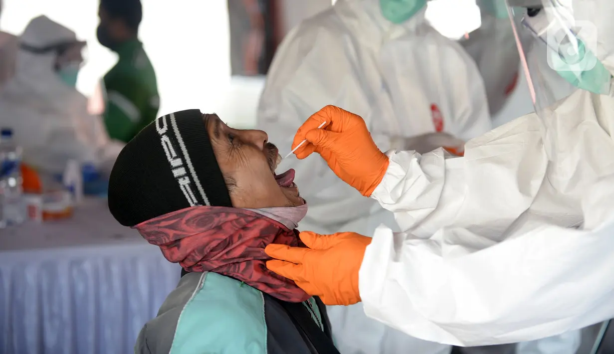 Petugas medis melakukan swab test COVID-19 terhadap pengemudi ojek online di Alam Sutra, Tangerang Selatan, Banten, Selasa (21/7/2020). Swab test gratis yang digelar Pemerintah Provinsi Banten melalui Dinas Kesehatan tersebut diikuti oleh 700 pengemudi ojek online. (merdeka.com/Dwi Narwoko)