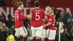 Pada menit ke-21 Manchester United berhasil unggul 1-0 melalui gol Antony. Gol dicetak lewat sepakan melengkung kaki kiri dari depan kotak penalti setelah menerima umpan pendek Fred. (AP Photo/Dave Thompson)