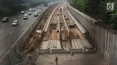 Penampakan kontruski pembangunan proyek kereta ringan (Light Rail Transit/LRT) di kawasan Kampung Makassar, Jakarta, Rabu (19/7). Proyek ini ditargetkan rampung pada tahun 2018. (Liputan6.com/Immanuel Antonius)