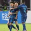 Selebrasi para pemain Timnas Thailand setelah Sarach Yooyen (kiri) mencetak gol penyeimbang 1-1 ke gawang Indonesia dalam laga matchday ketiga Grup A Piala AFF 2022 di Stadion Utama Gelora Bung Karno, Senayan, Jakarta, Kamis (29/12/2022) sore WIB. (Bola.com/Abdul Aziz)