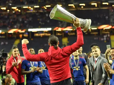 Zlatan Ibrahimovic mengangkat trofi juara Liga Europa usai timnya mengalahkan Ajax pada final di Friends Arena, Stockholm, Swedia, (24/5/2017). MU menang 2-0. (AP/Martin Meissner)