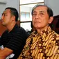 Hadi Poernomo (kanan) terlihat menghadiri sidang lanjutan praperadilan dirinya dengan agenda penyerahan berkas dan barang bukti oleh kuasa hukum KPK di Pengadilan Negeri Jakarta Selatan, Selasa (19/5/2015).  (Liputan6.com/Yoppy Renato)