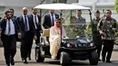 Presiden Jokowi mengajak Raja Salman bin Abdulaziz Al Saud keliling halaman Istana Merdeka dengan menaiki mobil golf, Jakarta, Kamis (2/3). (AFP Photo/ Pool/DITA ALANGKARA)